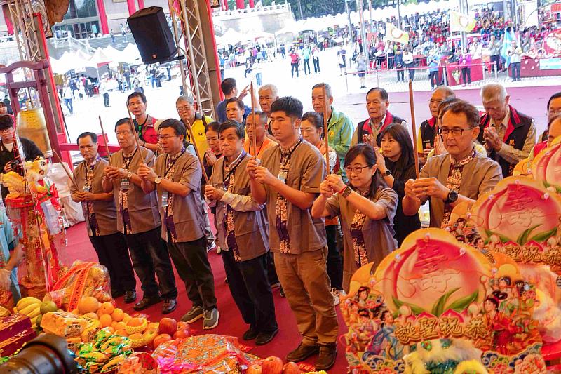 邱副主委共下上香祈福