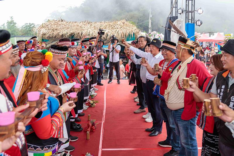 114年阿里山鄒族生命豆季,13對新人共結連理