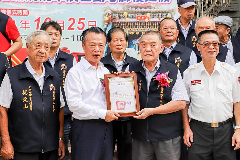 嘉邑玉皇宮送暖,捐贈細水霧幫浦消防車、自動心肺復甦機-2