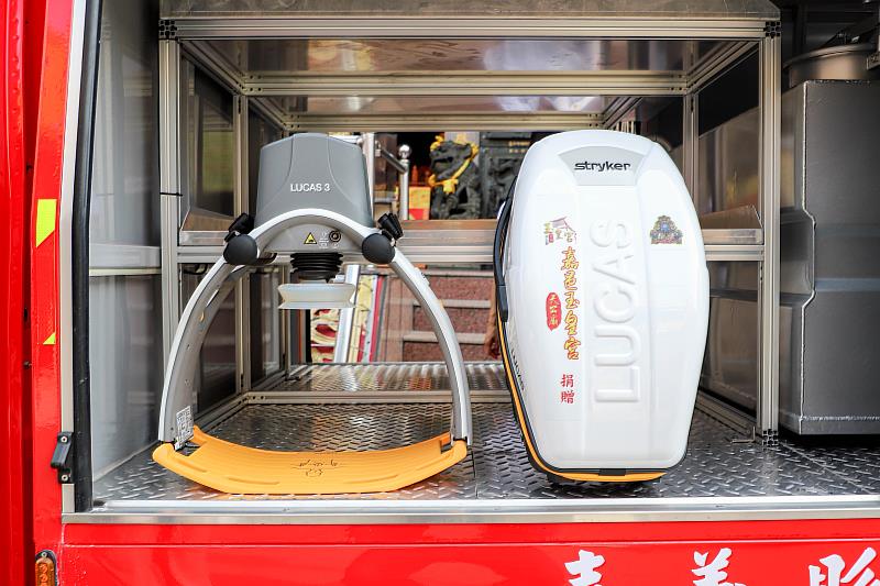嘉邑玉皇宮送暖,捐贈細水霧幫浦消防車、自動心肺復甦機-3