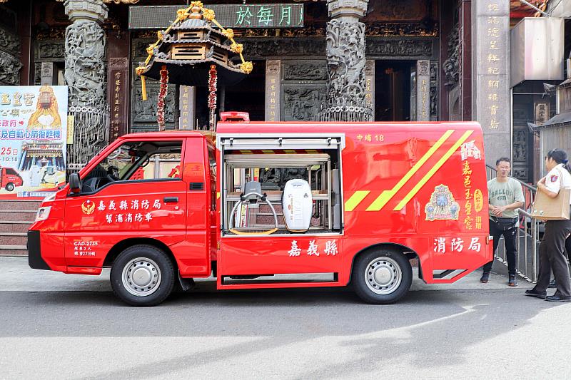嘉邑玉皇宮送暖，捐贈細水霧幫浦消防車、自動心肺復甦機-4