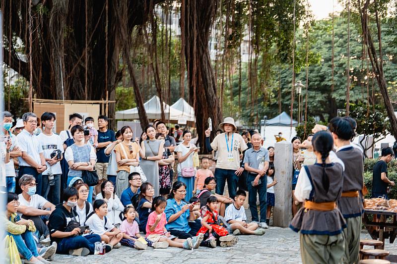 「藝文一條通」活動,透過表演藝術帶領民眾重新領略不一樣的城市風景,民眾沿途可隨時加入、觀賞演出