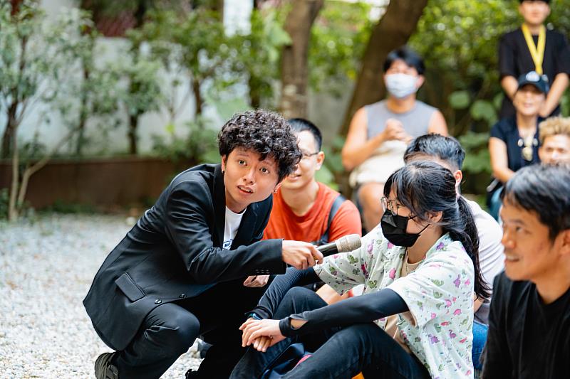 來到鷲嶺食肆欣賞暴羅WALK以《漫才之流量密碼》近距離帶來的笑聲與驚喜