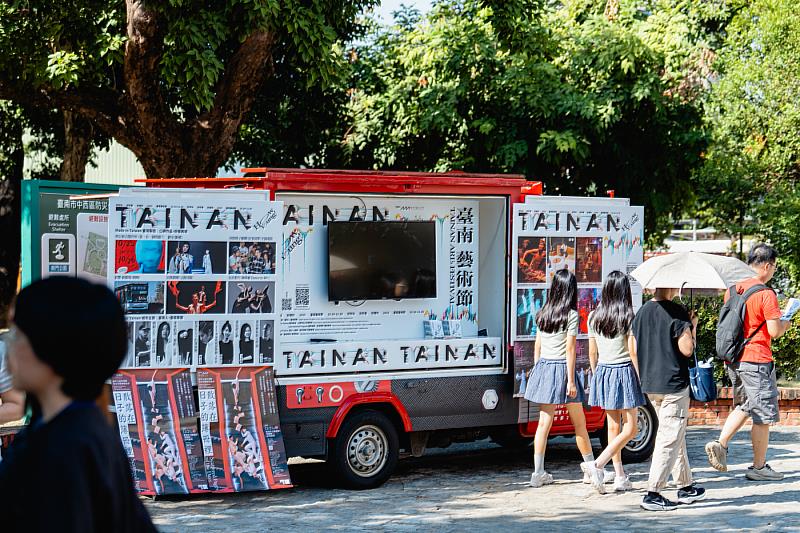 2025臺南藝術節以「城市街頭就是展演舞台」為概念，首創推出「藝文一條通」特別企劃，於25日在臺南城市的各個角落熱鬧登場
