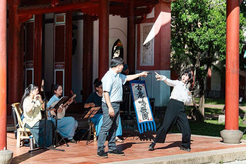 參觀民眾於臺南孔廟欣賞鐵支路邊創作體與古意唸歌團共創的《吾乃我爺》作品