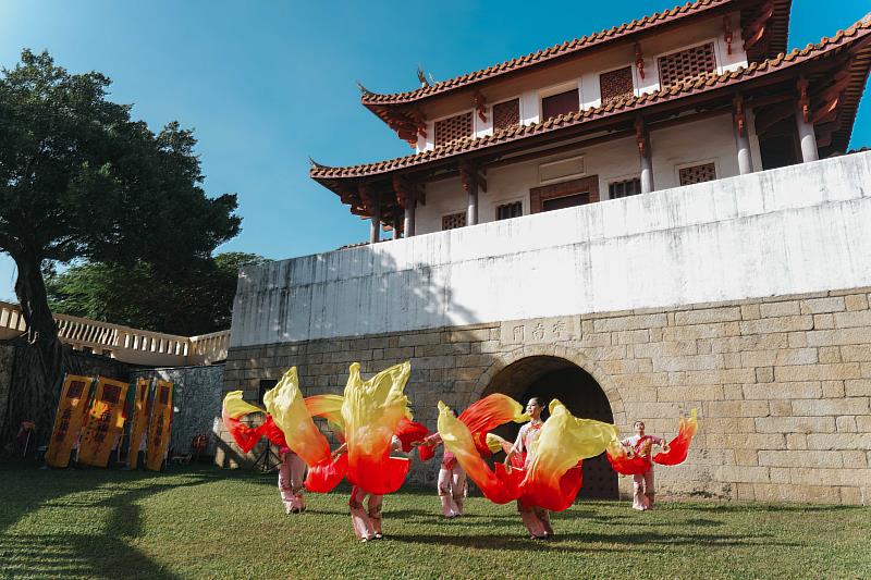 由藝姿舞集《府城風華》於大南門城揭開活動序幕,以傳統藝陣舞出府城的歷史韻味