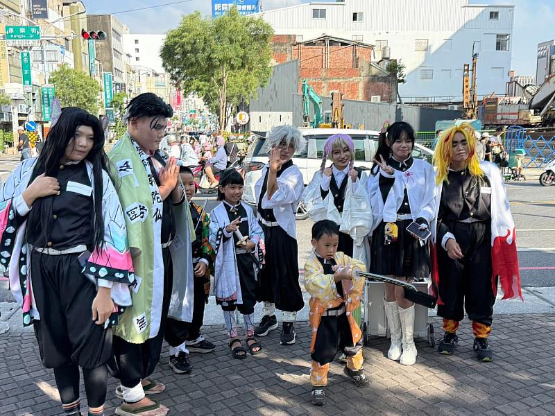 海安路上穿著各式萬聖節服裝的民眾