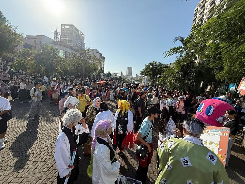 「夜行鬼市DJ狂歡派對」讓海安路即使還未入夜即已湧現人潮