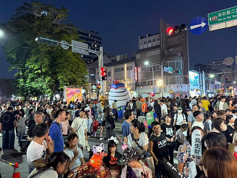 「夜行鬼市DJ狂歡派對」隨夜幕低垂後吸引更多人潮