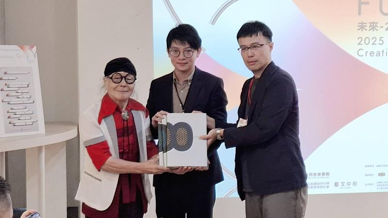 「未來－2025高雄國際創意設計展」25日舉辦開幕茶會，設計界要角蒞臨參觀，包括經濟部設計耆老楊夏蕙（左1起）、高市府青年局長林楷軒、高雄市廣告創意協會理事長李宏文。