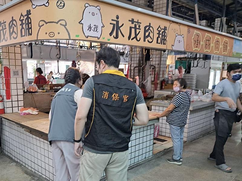 市場處偕同衛生局、消保官至市場稽查溫體豬肉攤位肉品來源
