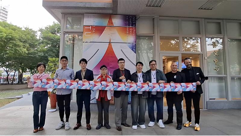 「未來－2025高雄國際創意設計展」本（10）月24日起於國立高雄科技大學楠梓校區展出，以「設計是行動、非預言！」為核心精神，展出作品涵蓋戰爭、和平、人權、環境與AI倫理等議題。圖左起：高科大共教院長楊碧藍、高市議員蔡金晏議員、高市府青年局長林楷軒、經濟部設計耆老楊夏蕙、高雄市廣告創意協會理事長李宏文、國科大創設院長翟治平、正修科技大學藝文處長吳守哲、澳洲國際設計師CIDEA主席David Blaiklock。