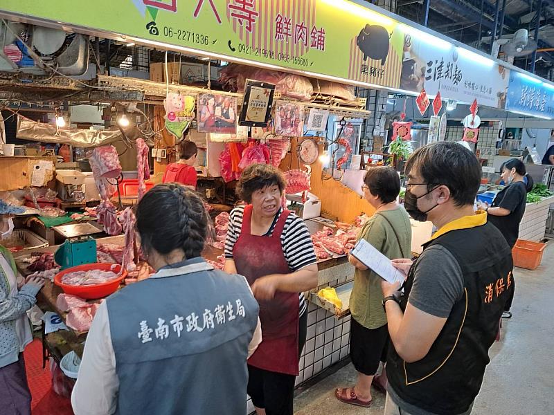 市府聯合稽查時一併向攤商說明非洲豬瘟因應對策