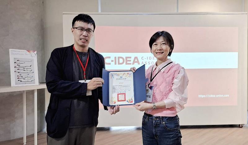 高科大共教院長楊碧藍（右）致贈感謝狀給高雄市廣告創意協會理事長李宏文（左）。