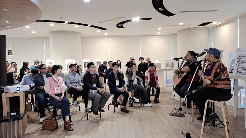 「未來-2025高雄國際創意設計展」25日舉辦開幕茶會,Kazangiljan (瑪家鄉佳義村)文化傳習青年受邀演出,Ljaucu Talimaraw(蔡清安)與Langpaw Tupeleng現場做口鼻笛及歌唱演出。