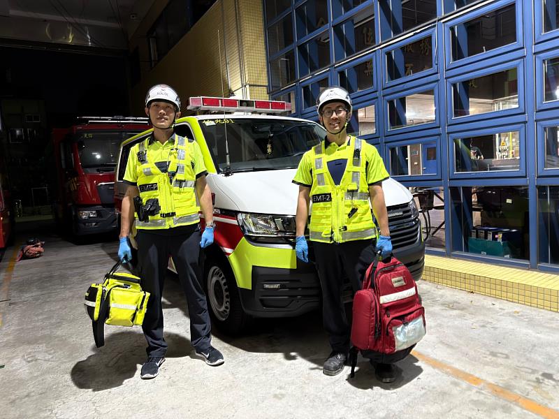 竹光分隊消防員劉孟勳(右起)、林柏廷展現救護專業。