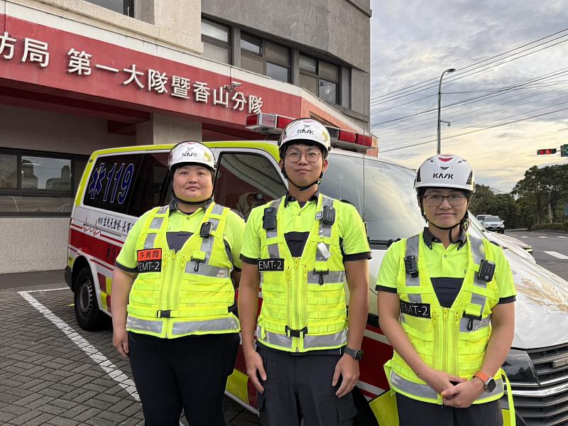 香山分隊消防員許淑雅（右起）、鄭暐翰、志工朱菁霞展現救護專業。