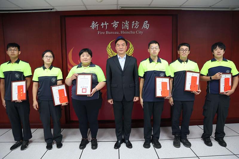 消防局長李世恭頒發感謝狀,向出勤同仁致上最誠摯的敬意。