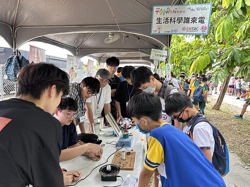 國家科學及技術委員會委科普列車本（10）月21日下午停靠台南新營，於鐵道地景公園盛大展開一系列兼具趣味與教育意義的科學體驗活動。本次活動由國立高雄科技大學車輛工程系主辦，聯華電子、台南市天文協會、中華民國業餘無線電南部分會、國立成功大學馬達科技研究中心、國立臺南第一中學、私立南光高級中學等公私部門共同參加科普市集，活動設計精彩。