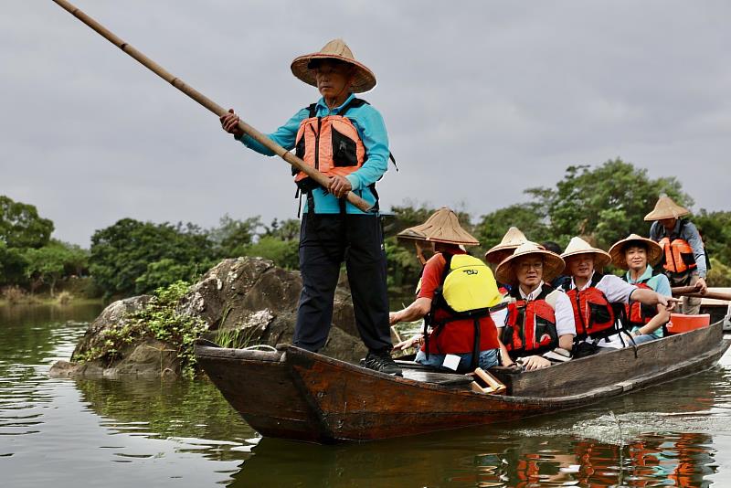 與會貴賓參與搭乘修復民眾捐贈的傳統木船試航，見證宜蘭舟船文化復振再啟