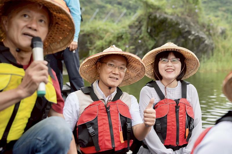 林代理縣長與海委會科技文教處林麗英處長參與修復舟船試航首航