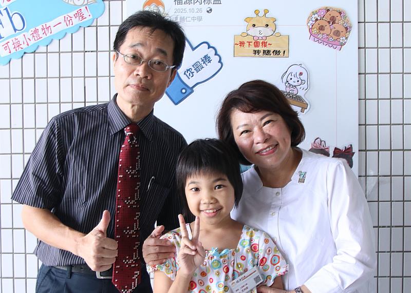 市長黃敏惠與小棋手開心合照