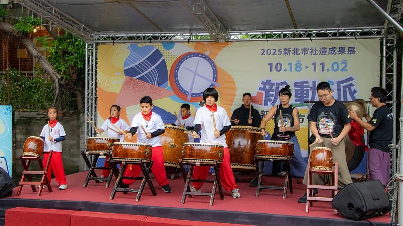 瑞芳在地藝文團體「心鼓坊」帶來開場表演。