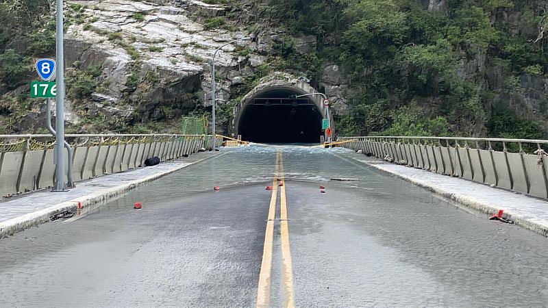 燕子口堰塞湖降壩引流奏效 水位緩降魯丹橋水簾規模縮小