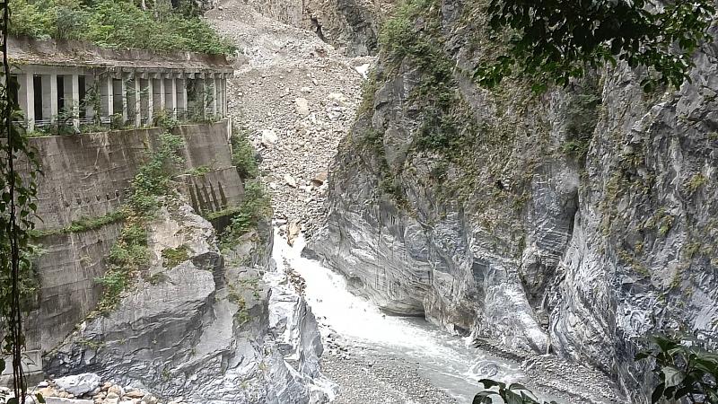 燕子口堰塞湖降壩引流奏效 水位緩降魯丹橋水簾規模縮小