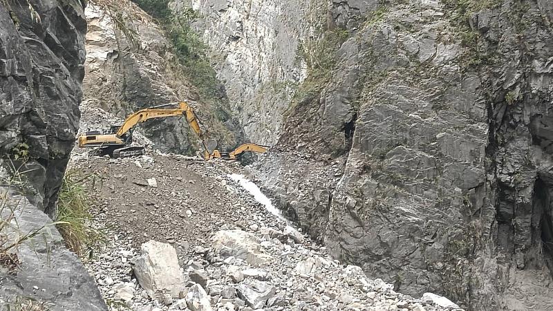 燕子口堰塞湖降壩引流奏效 水位緩降魯丹橋水簾規模縮小