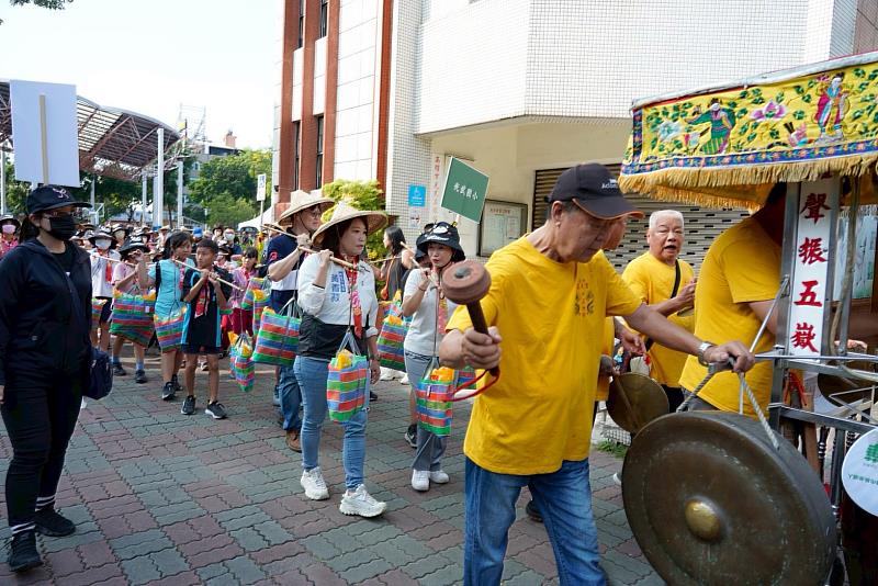 這場為期兩日的文化盛典，包括戰舞爭鋒競賽、義民市集與客家文化體驗，吸引上千名市民與客家鄉親熱情參與，現場人潮湧動，氣氛熱血又感動。