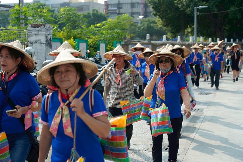 千位鄉親挑擔踩街重現客家義民護糧護鄉的壯闊場景