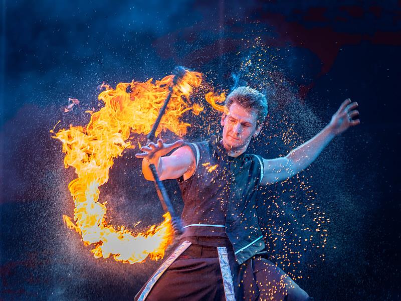 臺灣首屆國際火舞藝術節《火神祭》,來自5國10組火舞表演團隊以及6組潮流樂團熱力點燃漁光島