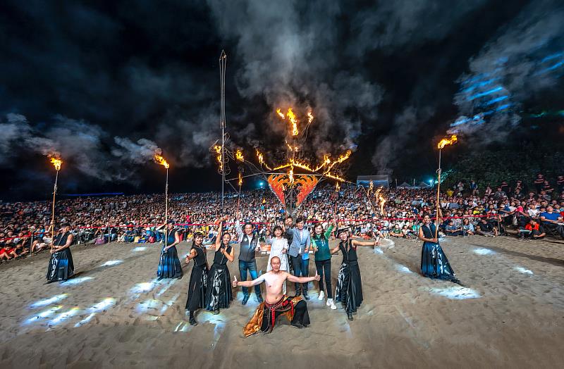 臺灣首屆國際火舞藝術節《火神祭》,來自5國10組火舞表演團隊以及6組潮流樂團熱力點燃漁光島