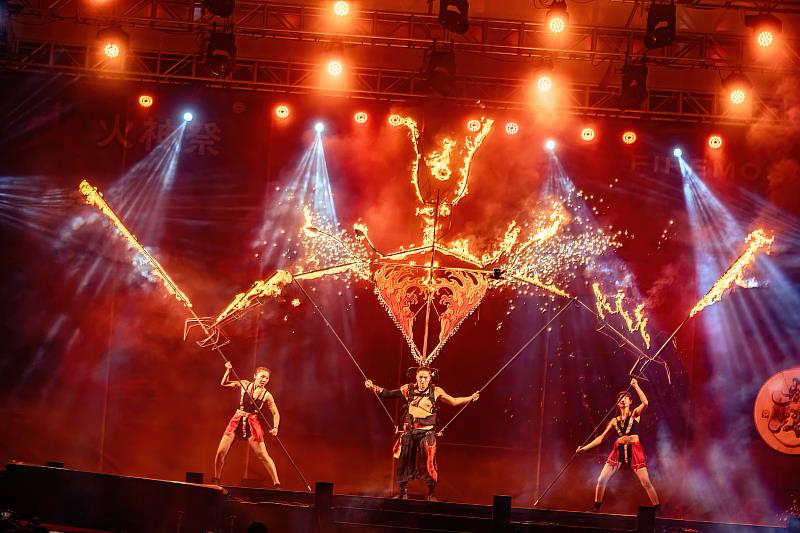 臺灣首屆國際火舞藝術節《火神祭》,來自5國10組火舞表演團隊以及6組潮流樂團熱力點燃漁光島