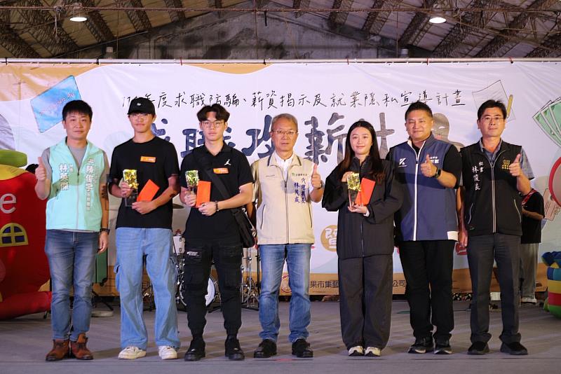 由宜蘭縣政府代理縣長林茂盛縣長親自頒發獎盃給得獎參賽者