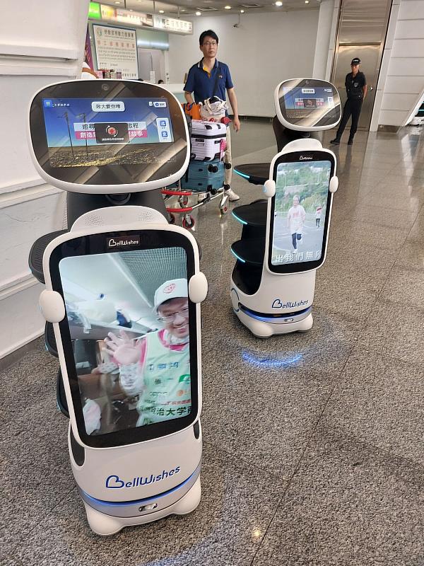 歡迎政大EMBA戈壁20隊伍返台，在台校友還出動多輛科技機器人到機場歡迎隊伍載譽歸國。