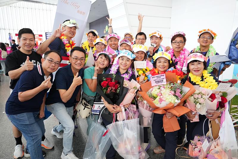 經過艱辛的賽事，政大EMBA戈20拿下有史以來最佳成績，不少親友團到場接機，恭喜完成賽事。