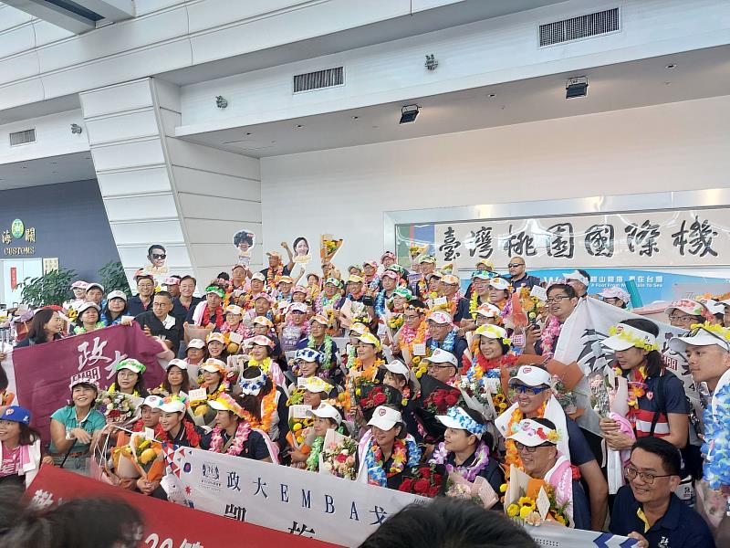 政大EMBA戈20團隊返回台灣，不僅出國比賽團員將近百位，加上接機的親友團聲勢浩大，幾乎擠爆桃園機場，引起民眾好奇。