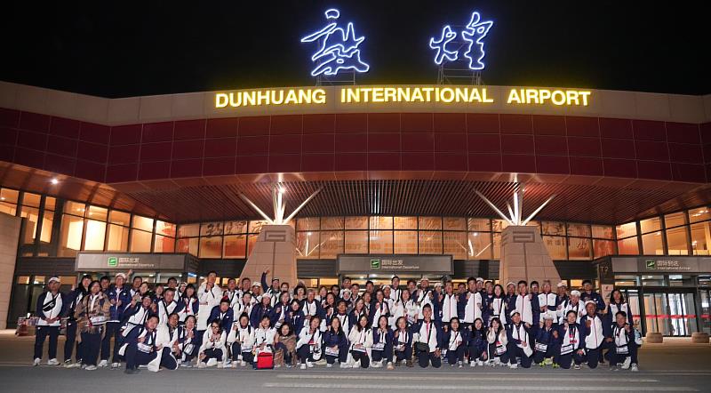 政大EMBA有史以來最大團隊出發第20屆戈壁挑戰賽，近百人團隊包括參賽者到後勤補給、隨隊行政更是展現專案管理長才。