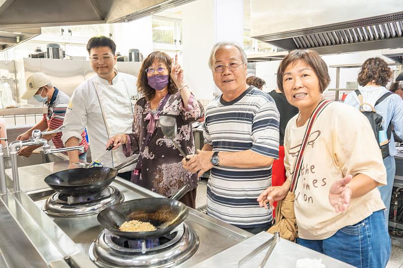 嘉藥餐旅系學生教導長輩製作創意麵煎餅