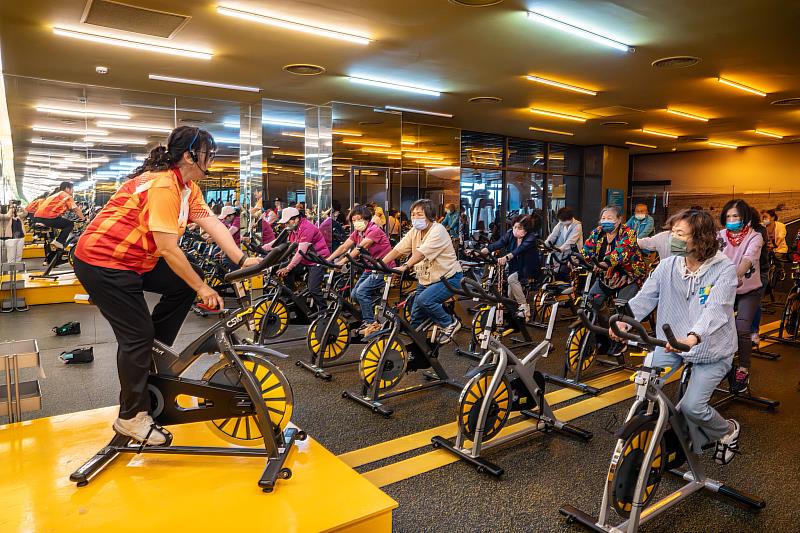 嘉藥運管系林麗華老師教導長輩正確飛輪使用方式