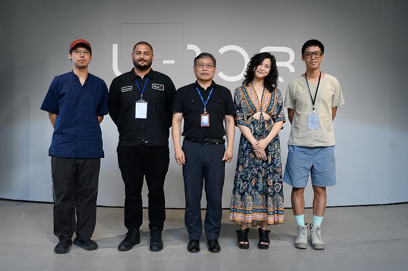 「天空寫下的故事」展覽開幕式,國立臺灣美術館副館長汪佳政(中)與創作團隊徐叡平(右2)、葉博允(右1)、黃偉軒(左1)、Haamid Rahim(左2)合影,國立臺灣美術館提供,攝影:ANPIS FOTO 王世邦