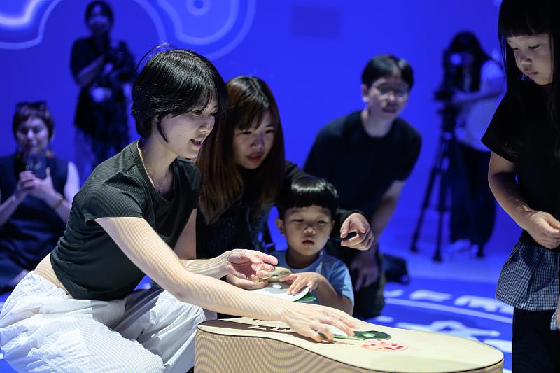 「天空寫下的故事」開幕式現場觀眾與作品互動,國立臺灣美術館提供,攝影:ANPIS FOTO 王世邦