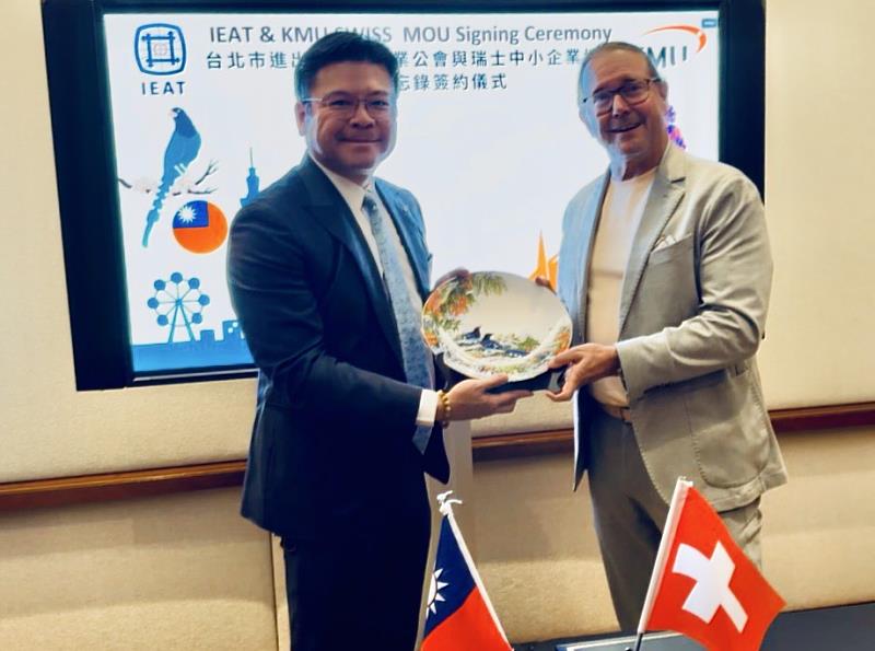 IEAT副理事長歐洲委員會主任委員許介立致贈締盟禮品予KMU SWISS CEO Armin Baumann，以象徵兩會友好情誼