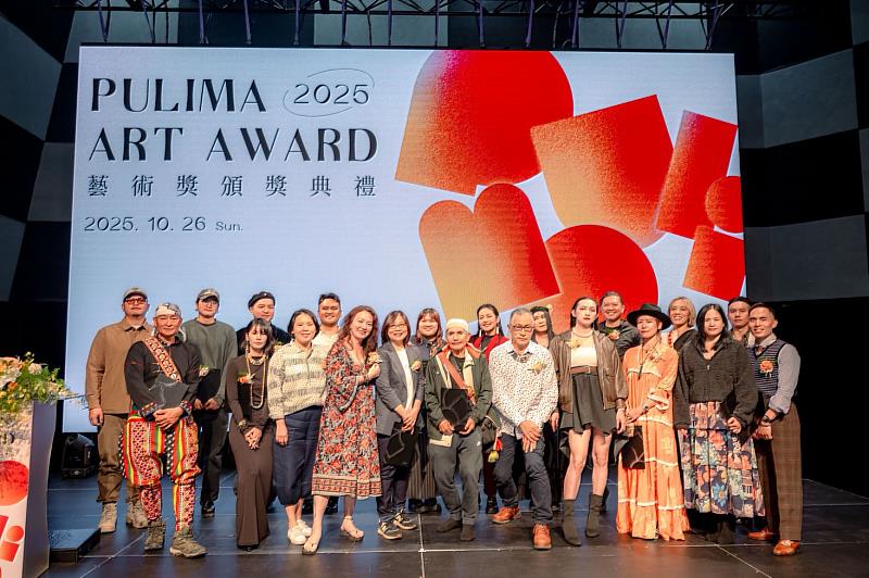 「第7屆Pulima藝術獎」20位入圍創作者與頒獎人徐文瑞籌備委員、呂佩怡評審委員及李韻儀提名觀察人合影