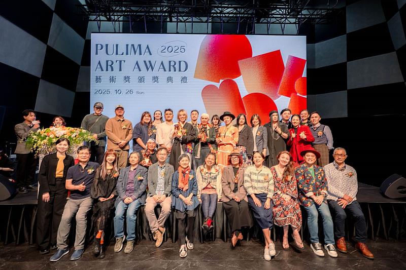 財團法人原住民族文化事業基金會瑪拉歐斯董事長與「第7屆Pulima藝術獎」籌備委員、評審團、提名觀察人及所有入圍、得獎創作者合影