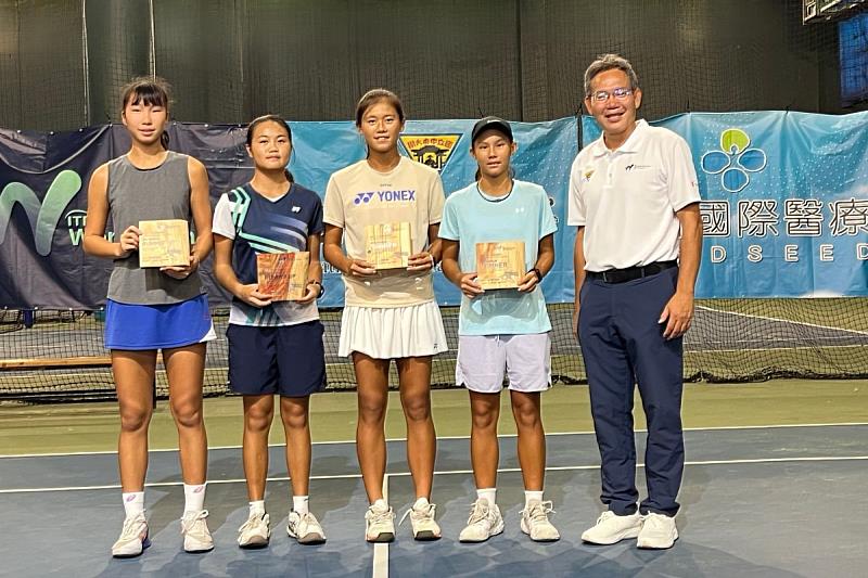 賽事執行長、中央大學劉正毓教授與得奬選手合影。