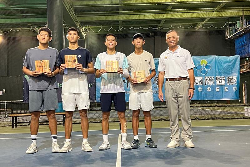 賽事執行長、中央大學陳政達教授與得奬選手合影。