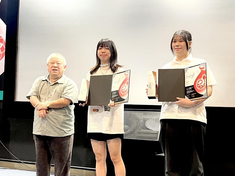 景文科技大學視傳系學生田欣（中）獲頒銀獎